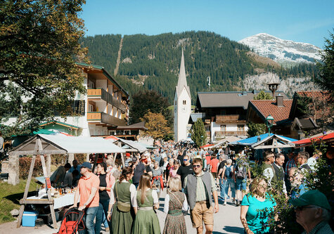 Mehrere Personen besuchen den Bauernmarkt.