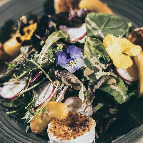 Salat mit Essbaren Blumen als Deko.