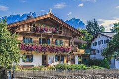 Schönes Haus umgeben von grünen Bäumen und Sonnenschein im Sommer