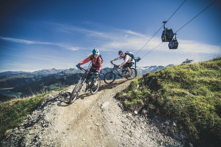Mountainbiker fahren auf einem Singletrail